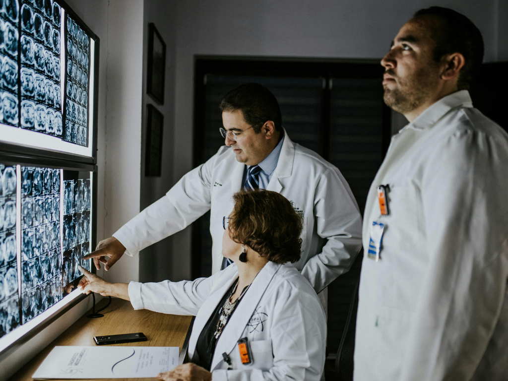 Magazzino robotizzato per il settore farmaceutico con controllo integrato delle scadenze e dei lotti.